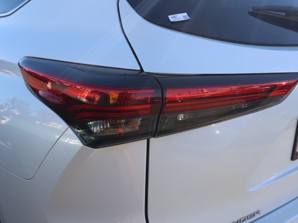2021 Toyota Highlander XLE photo 2