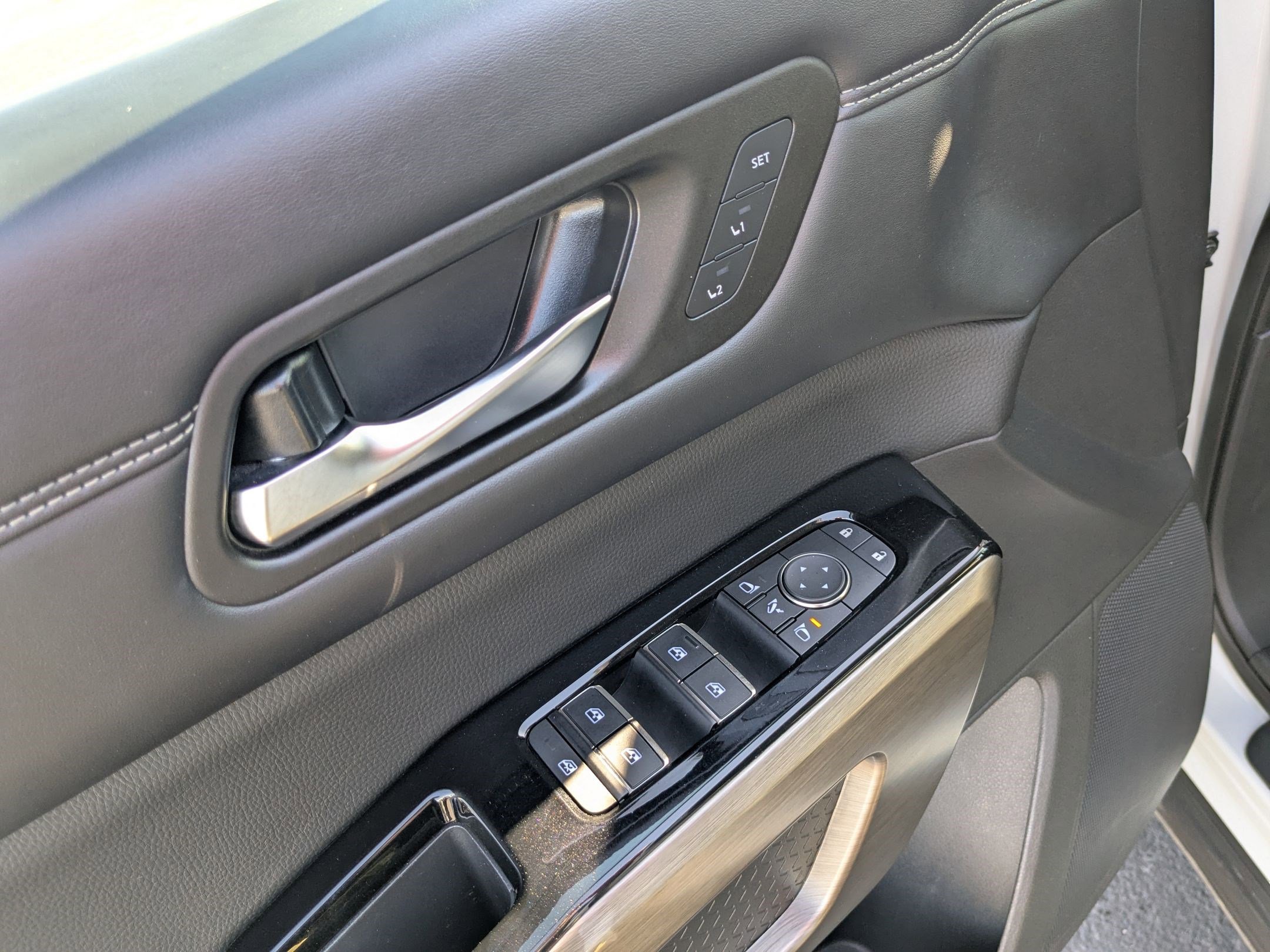 2023 Nissan Pathfinder Platinum photo 12