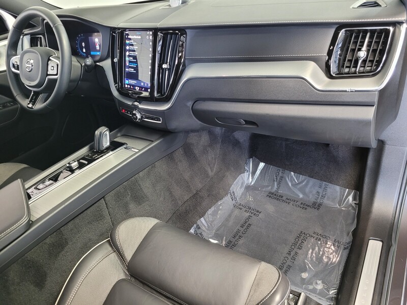 2022 Volvo XC60 B5 R-Design photo 17