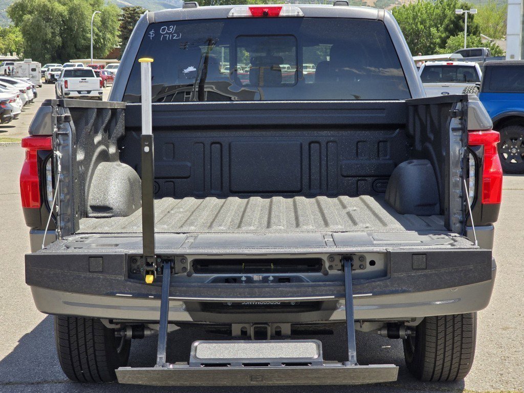 2025 Ford F-150 Lightning Lariat photo 5