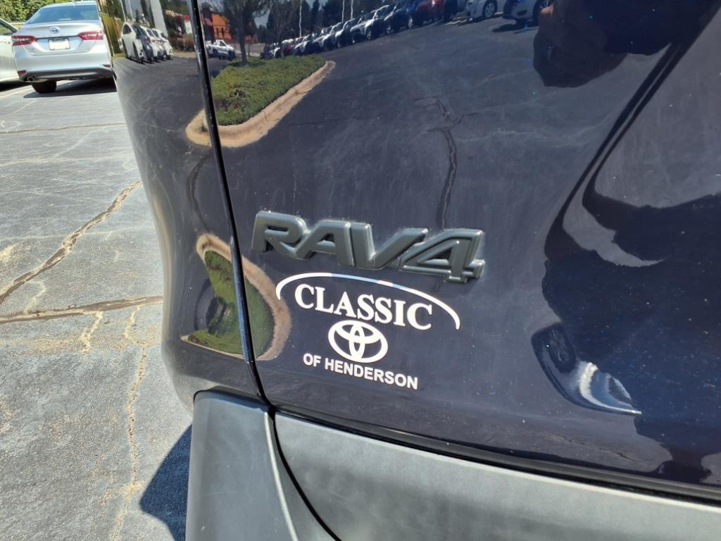 2022 Toyota RAV4 XLE photo 4