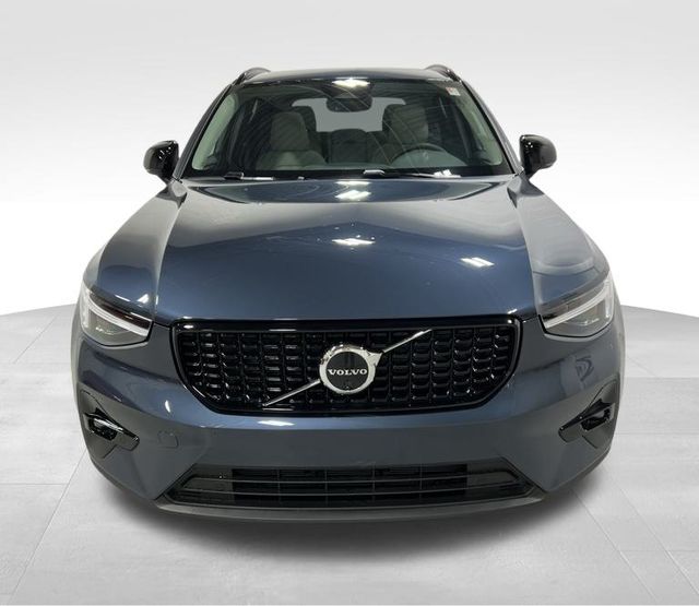 2026 Volvo XC40 photo 2