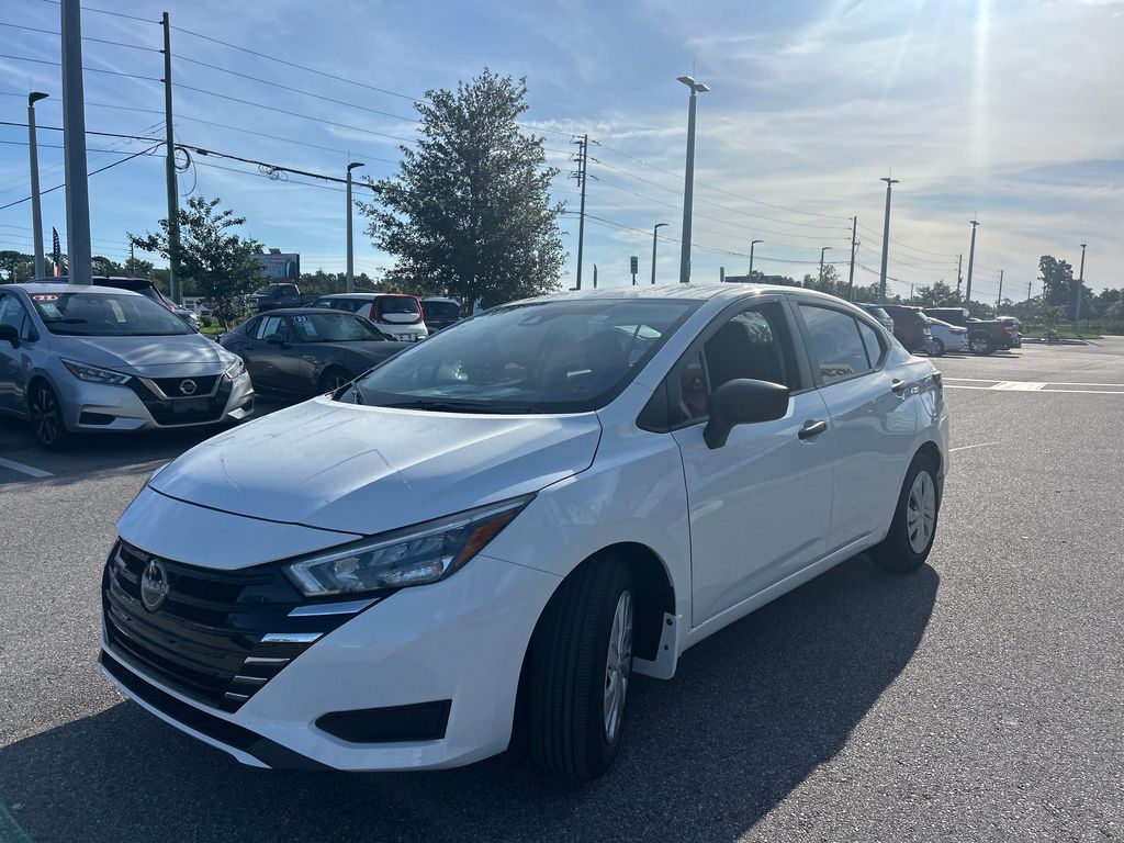 2025 Nissan Versa 1.6 S photo 2