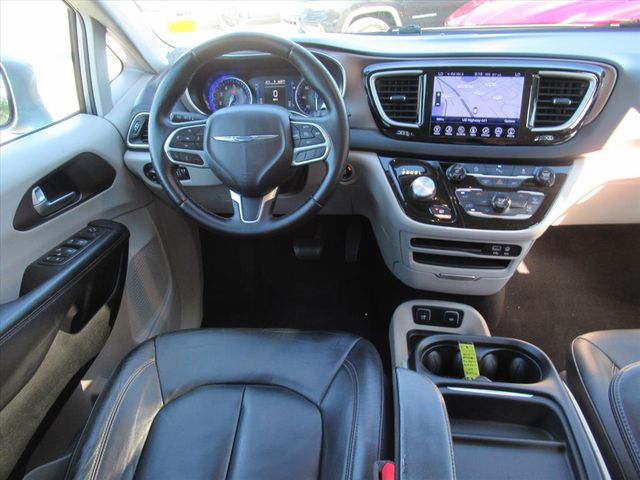 2017 Chrysler Pacifica Touring L photo 11