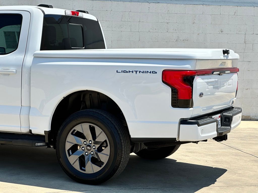 2023 Ford F-150 Lightning Lariat photo 6
