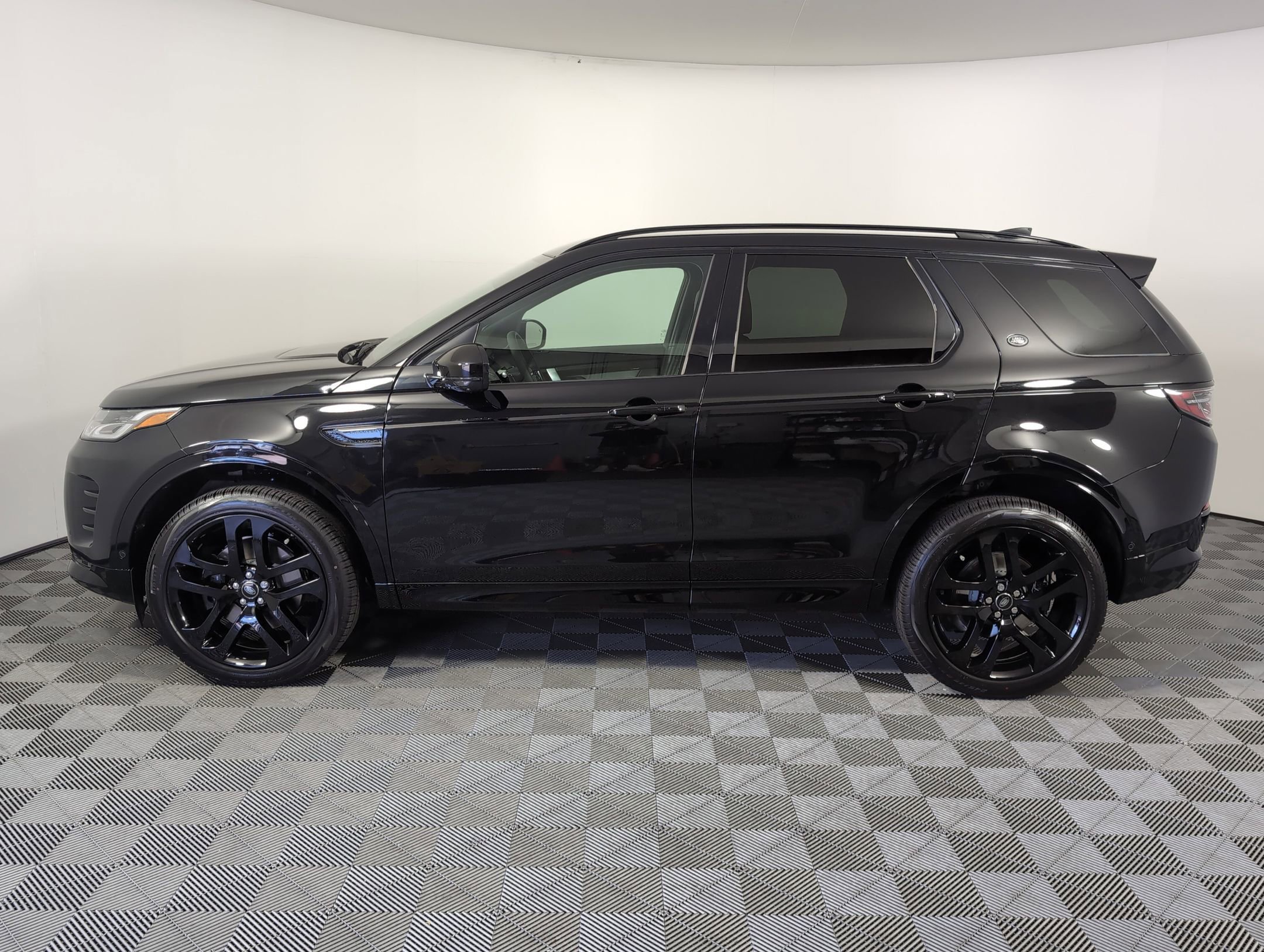 2025 Land Rover Discovery Sport Dynamic SE photo 2