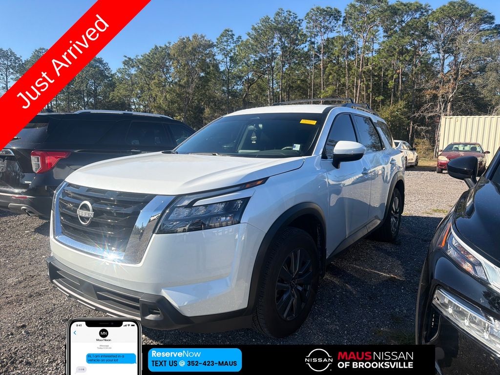 2025 Nissan Pathfinder SV's photo