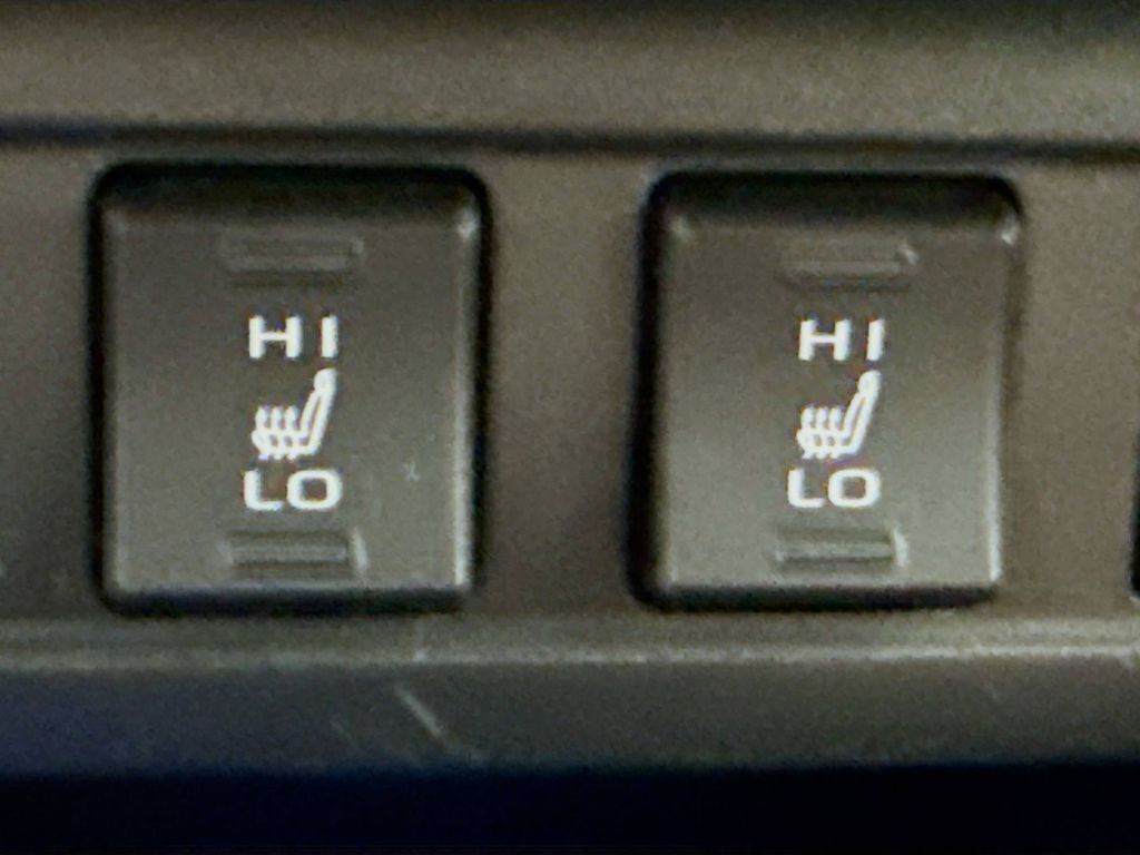 2023 Toyota Corolla Cross XLE photo 18