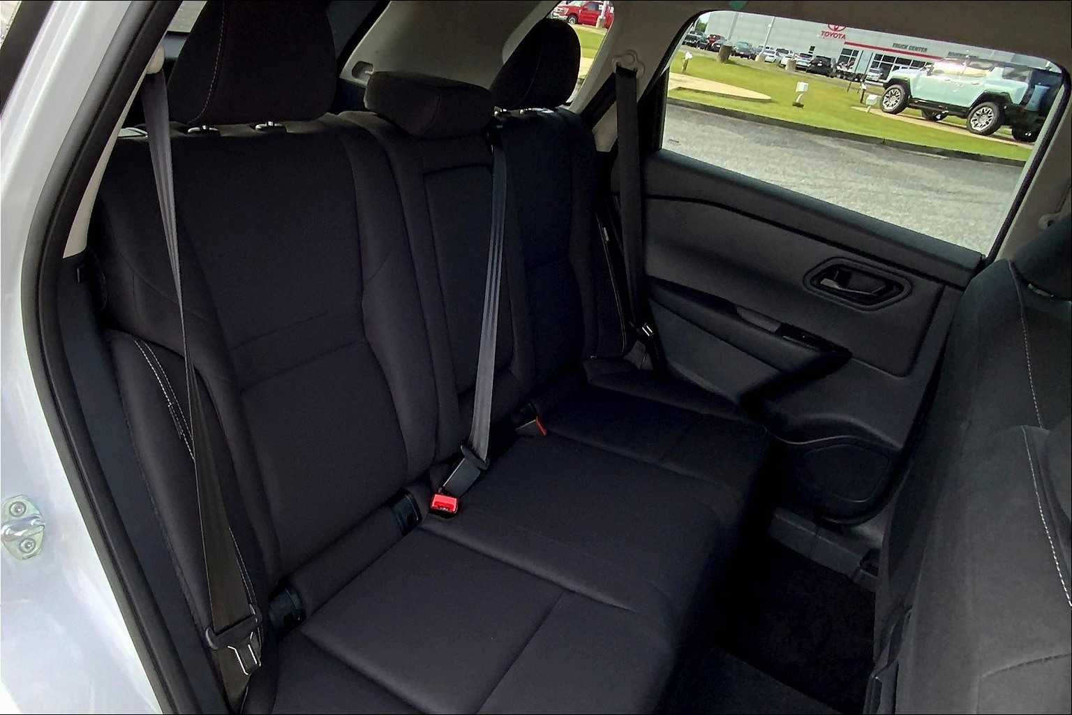 2024 Nissan Rogue S photo 17