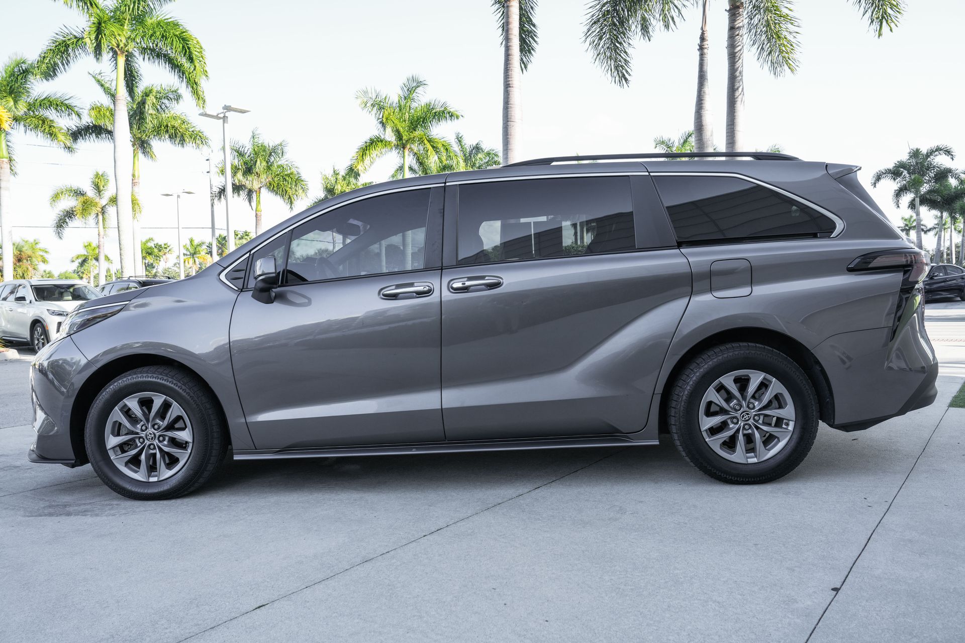 2023 Toyota Sienna XLE photo 4