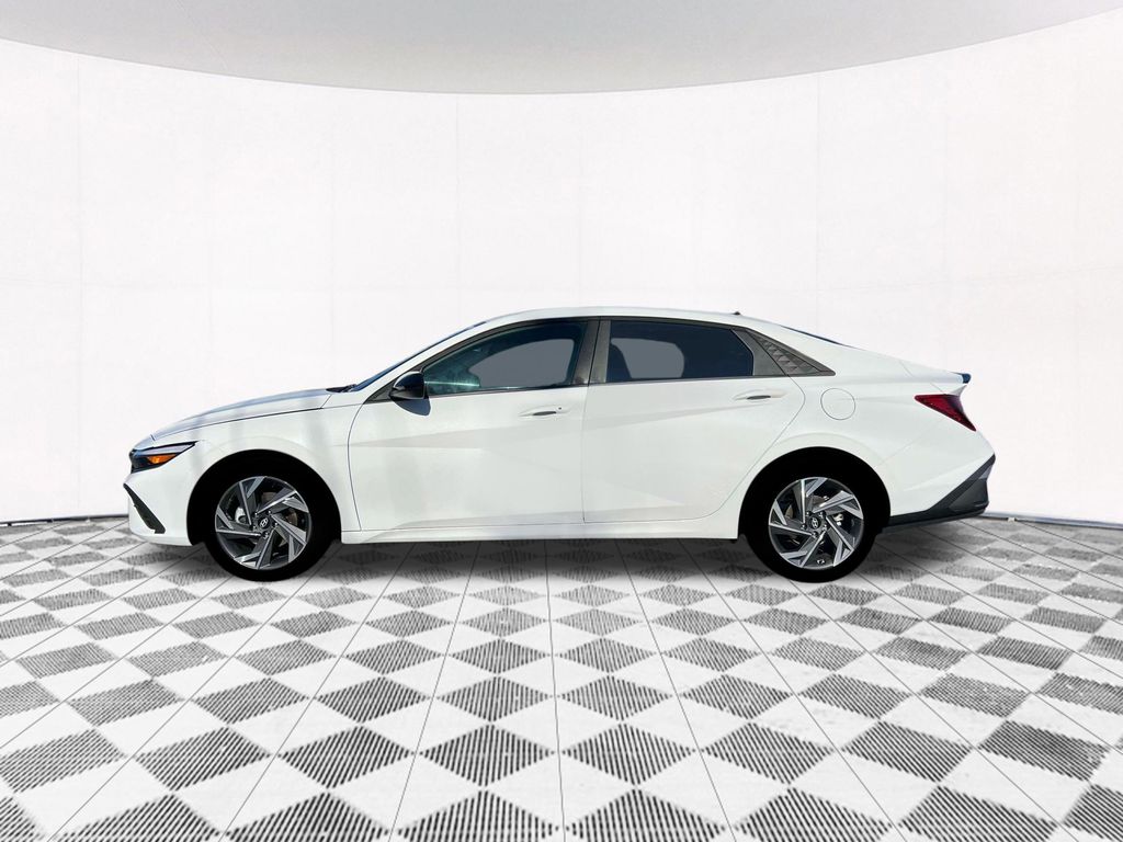 2025 Hyundai Elantra SEL Sport photo 3