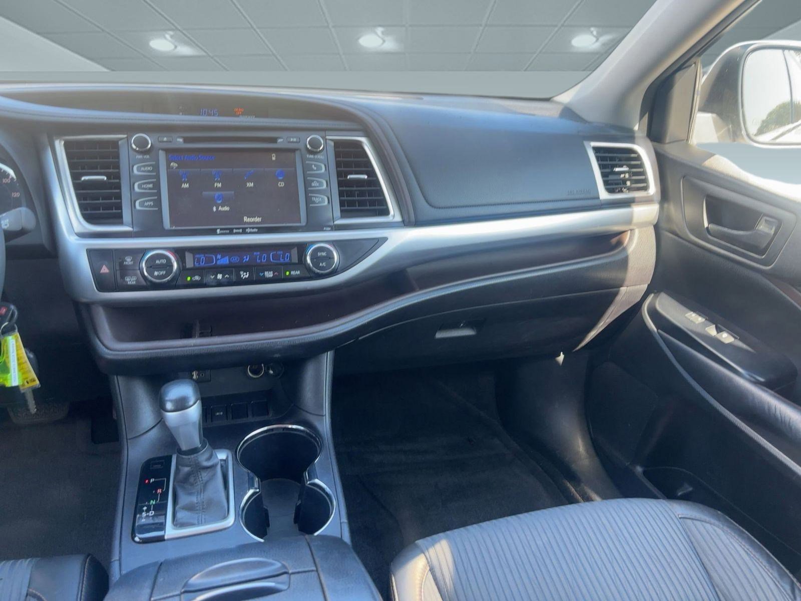 2016 Toyota Highlander LE photo 24