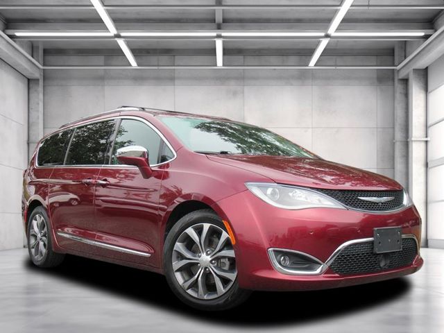 2018 Chrysler Pacifica Limited's photo
