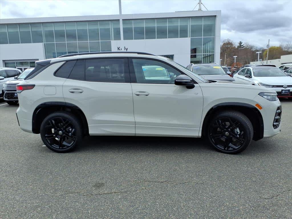 2025 Volkswagen Tiguan SE R-Line Black photo 3