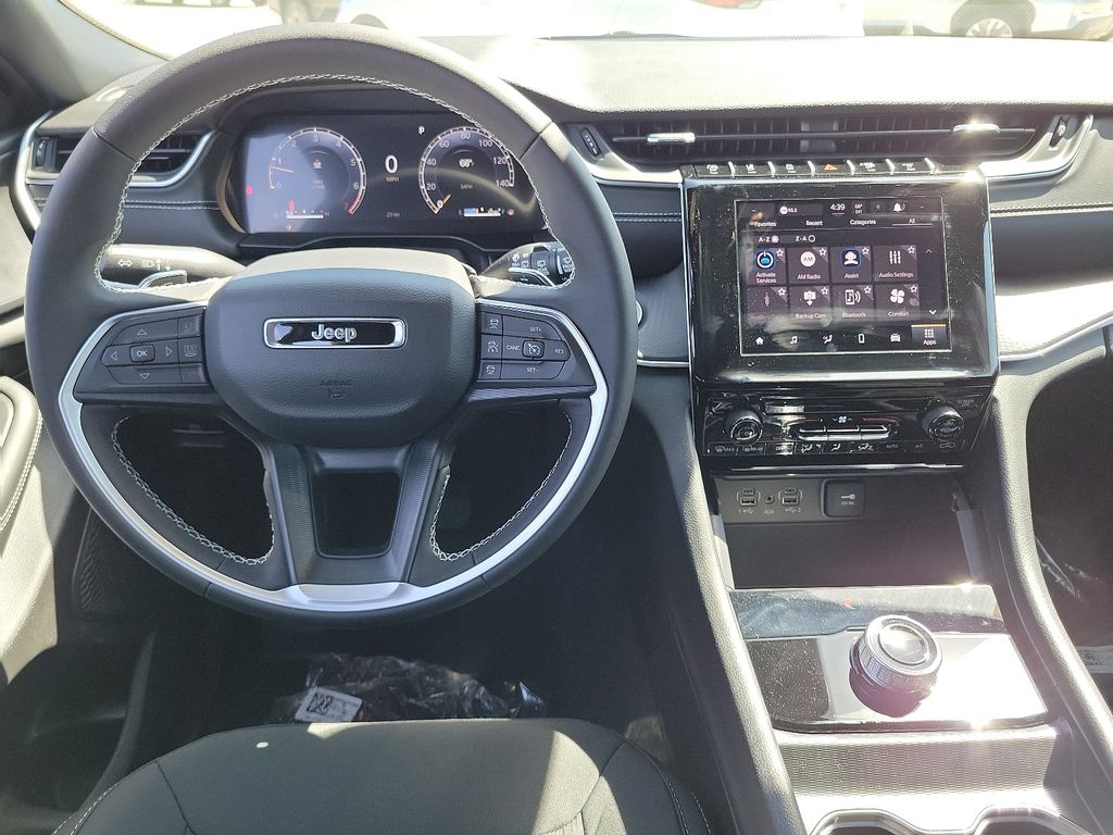 2025 Jeep Grand Cherokee Laredo X photo 3