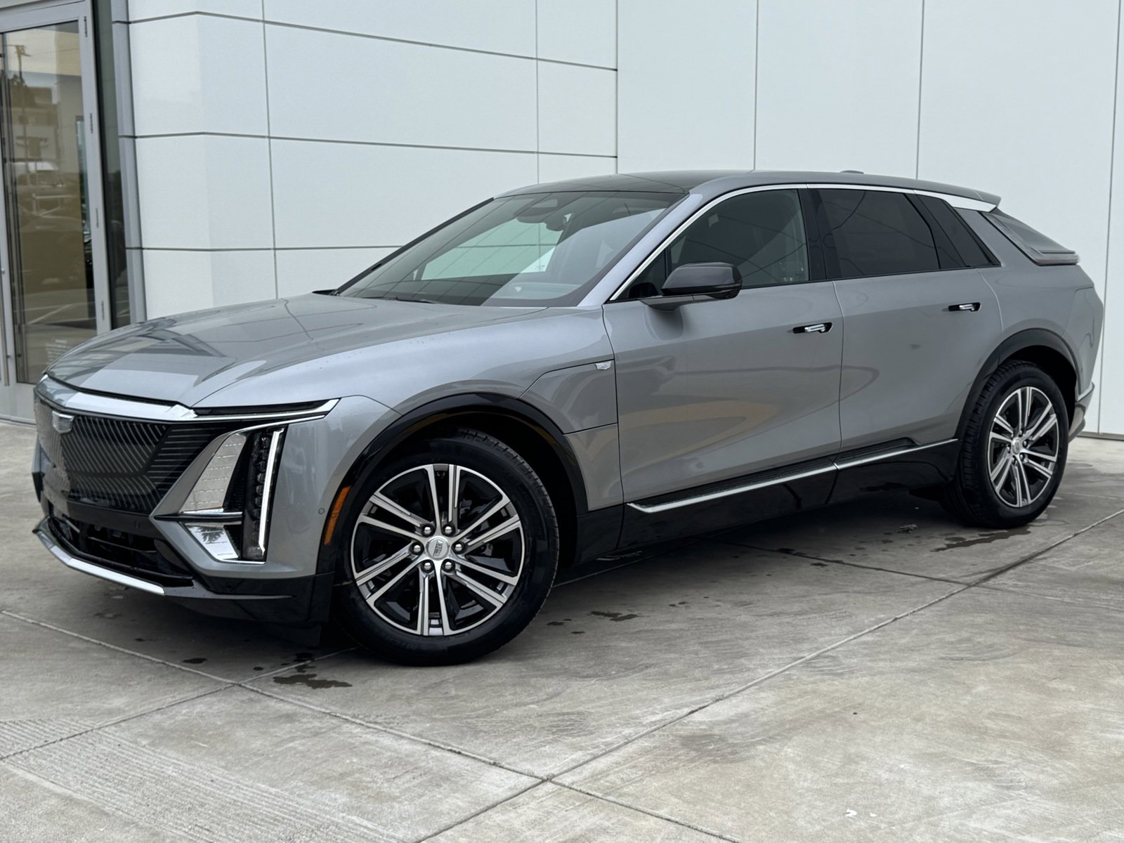 2025 Cadillac Lyriq Luxury photo 2