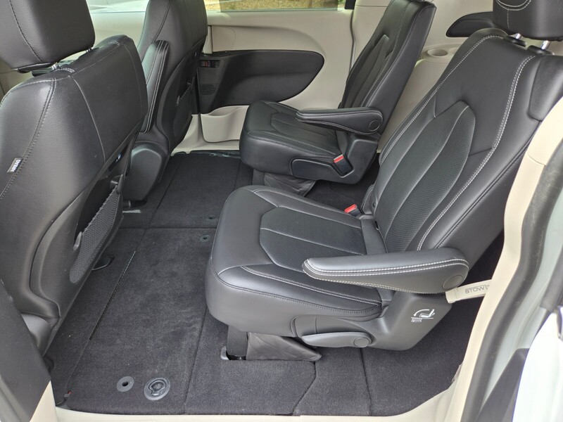 2022 Chrysler Pacifica Touring L photo 8