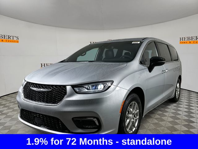 2026 Chrysler Pacifica Select's photo