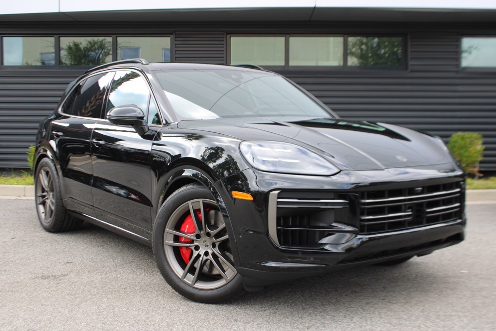 2025 Porsche Cayenne Turbo E-Hybrid photo 9