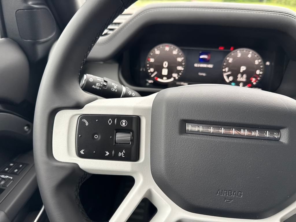 2025 Land Rover Defender 130 X-Dynamic SE photo 19
