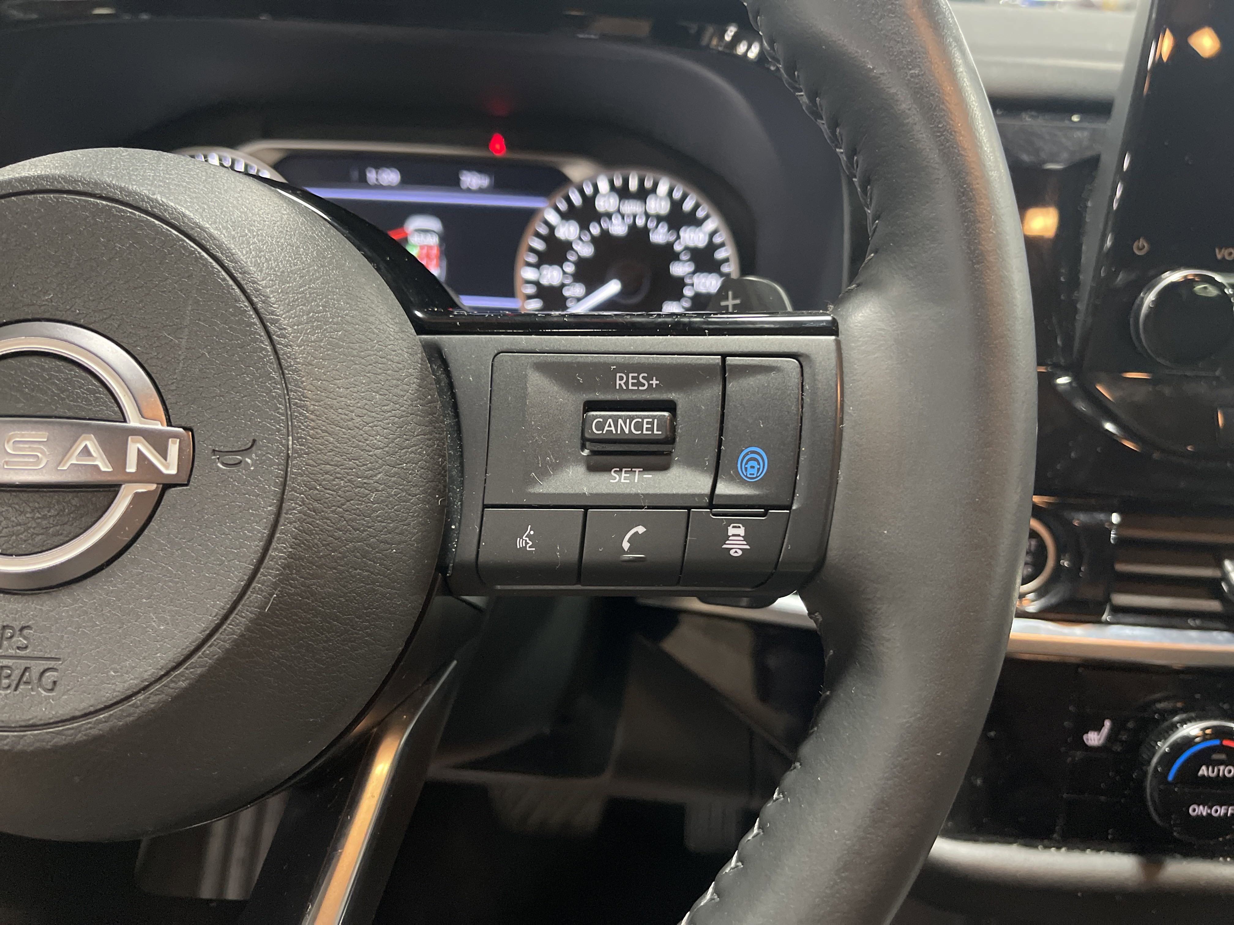 2023 Nissan Pathfinder SL photo 6