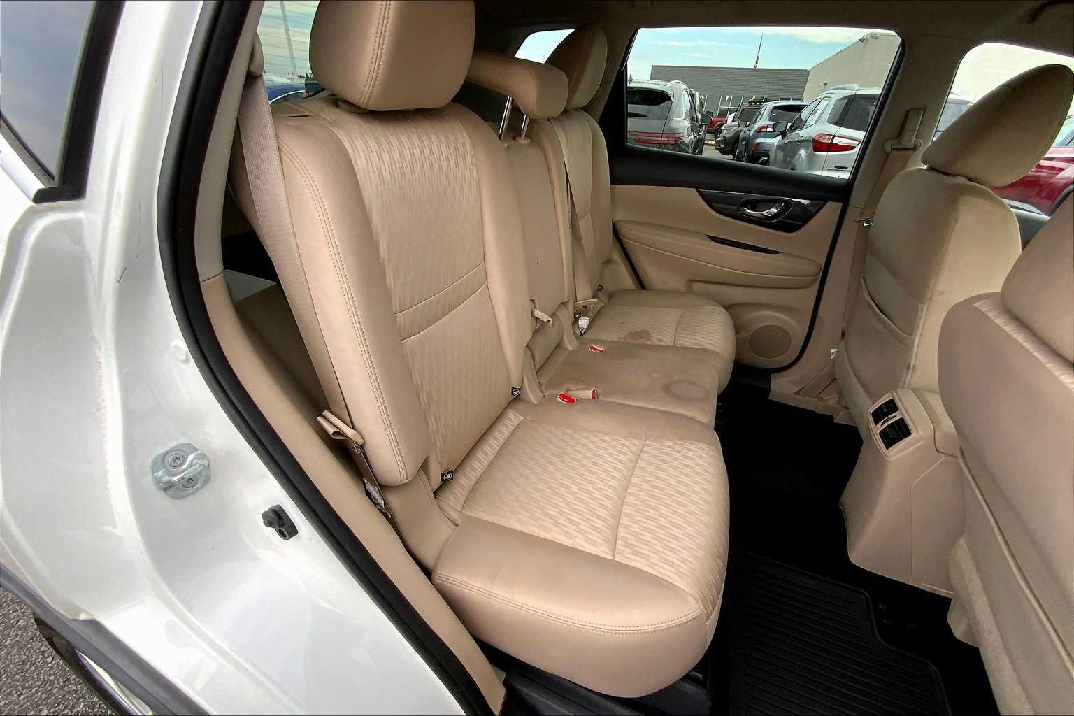 2018 Nissan Rogue SV photo 17