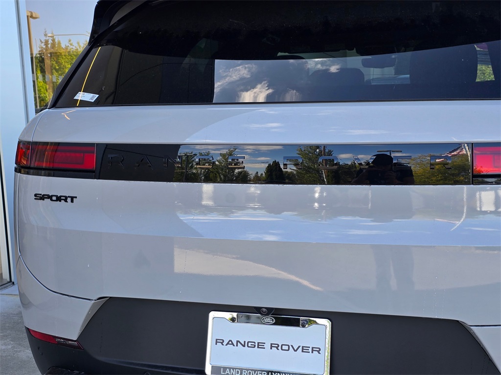 2025 Land Rover Range Rover Sport SE photo 9