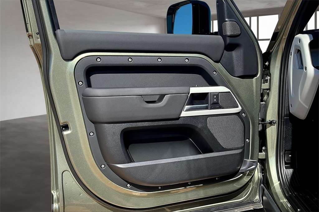 2024 Land Rover Defender 110 S photo 17
