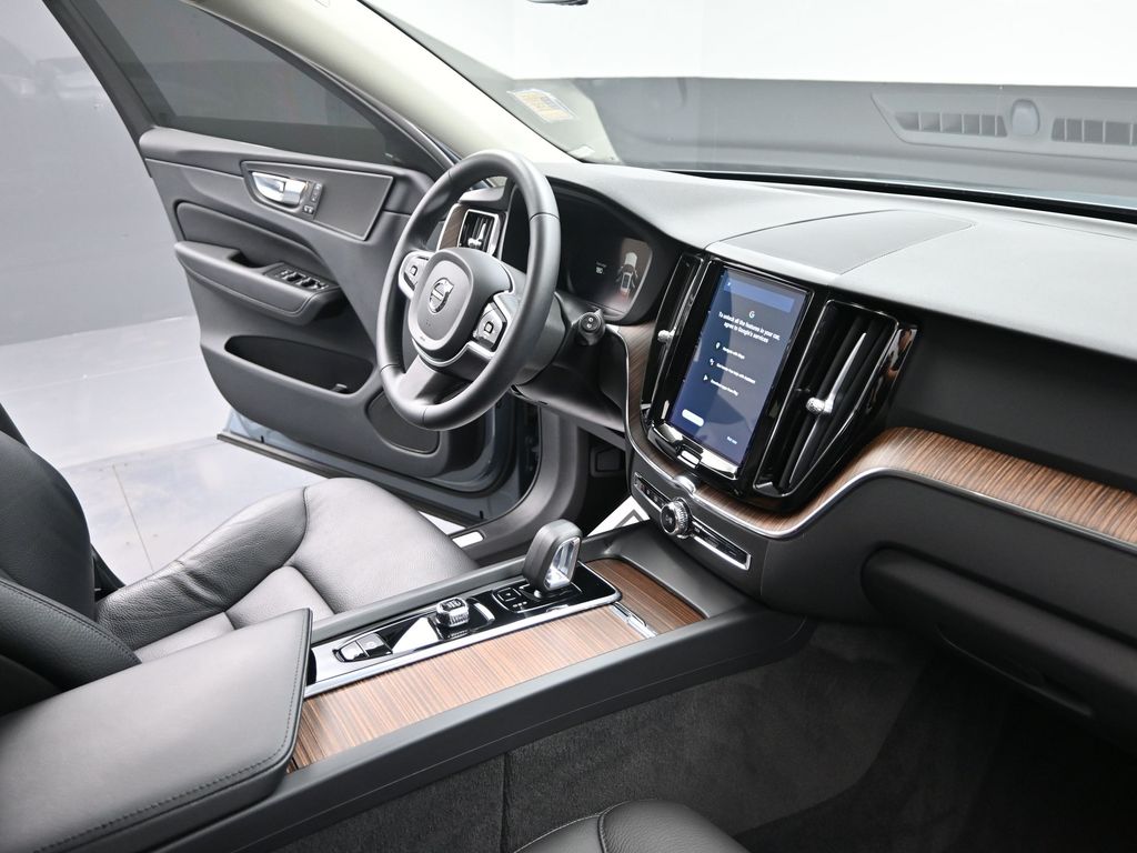 2023 Volvo XC60 B5 Plus photo 18
