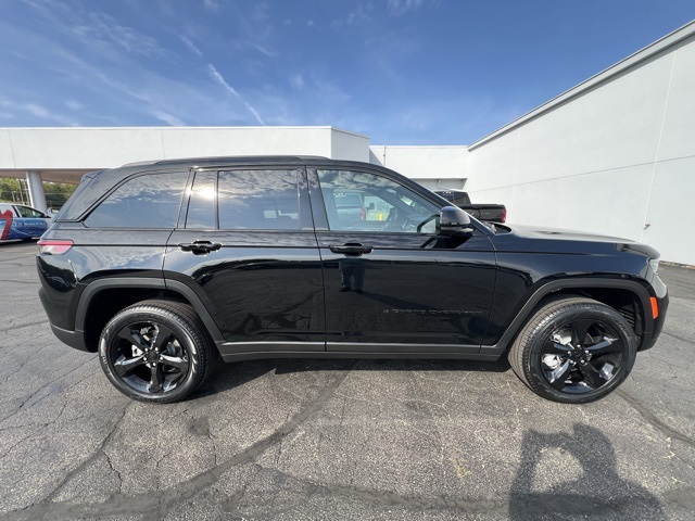 2025 Jeep Grand Cherokee Limited photo 2