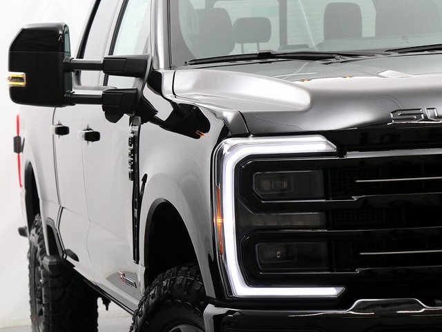 2025 Ford F-250 Platinum photo 4