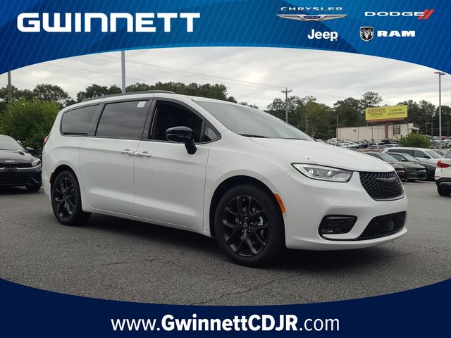 2026 Chrysler Pacifica Limited's photo