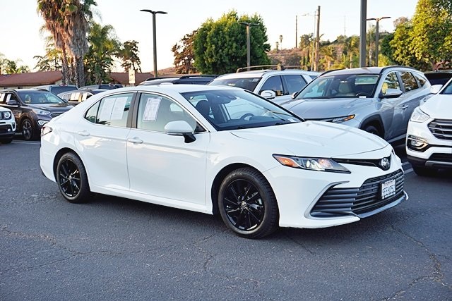 Used 2023 White Toyota LE image 5