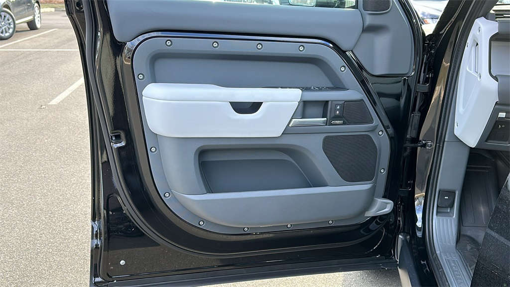 2025 Land Rover Defender 110 X-Dynamic SE photo 6
