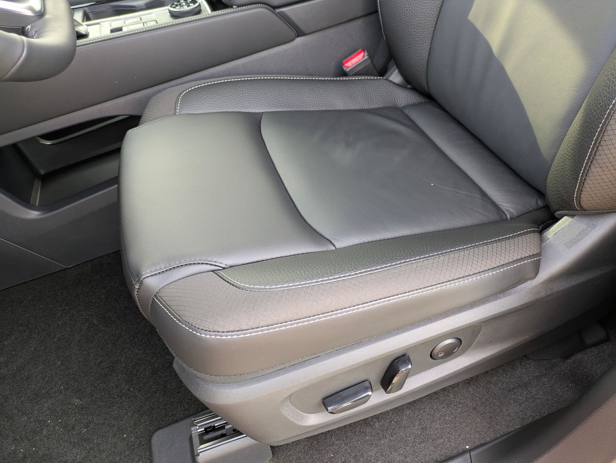 2025 Nissan Pathfinder SL photo 3