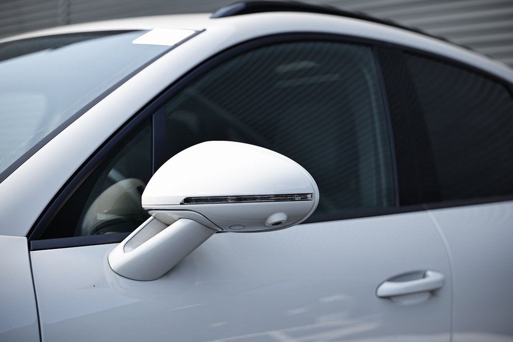 2025 Porsche Macan T photo 16