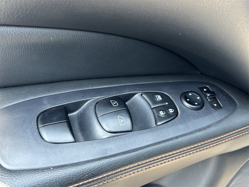 2019 Nissan Pathfinder SL photo 9