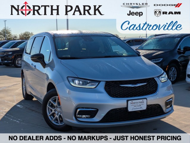 2026 Chrysler Pacifica Select's photo