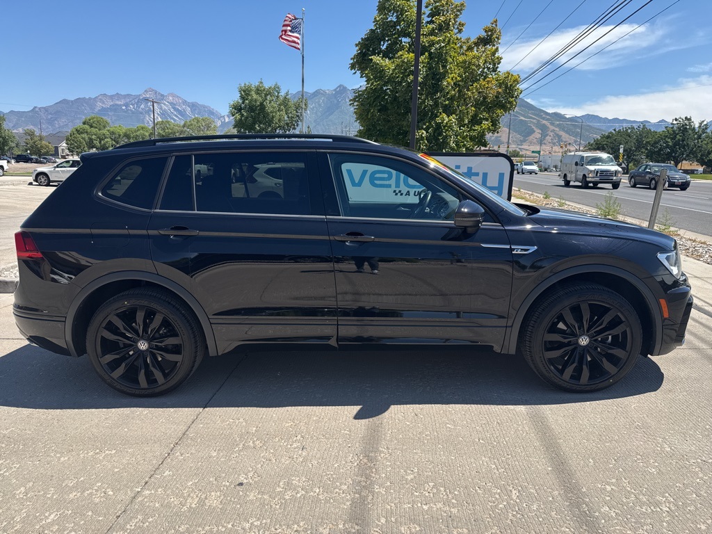2021 Volkswagen Tiguan SE R-Line Black photo 2