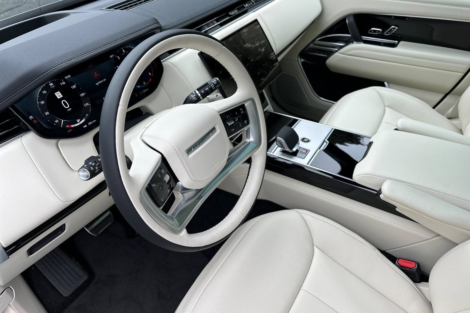 2025 Land Rover Range Rover SE photo 4