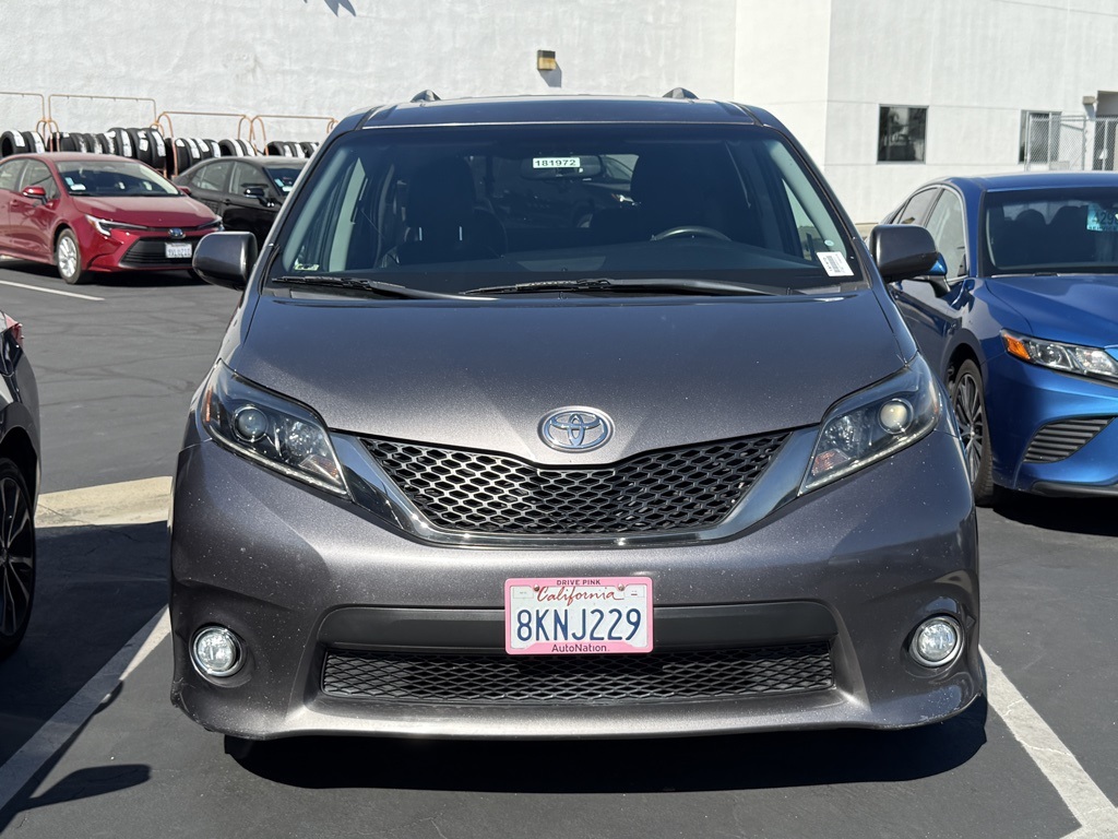 2017 Toyota Sienna SE Premium photo 2