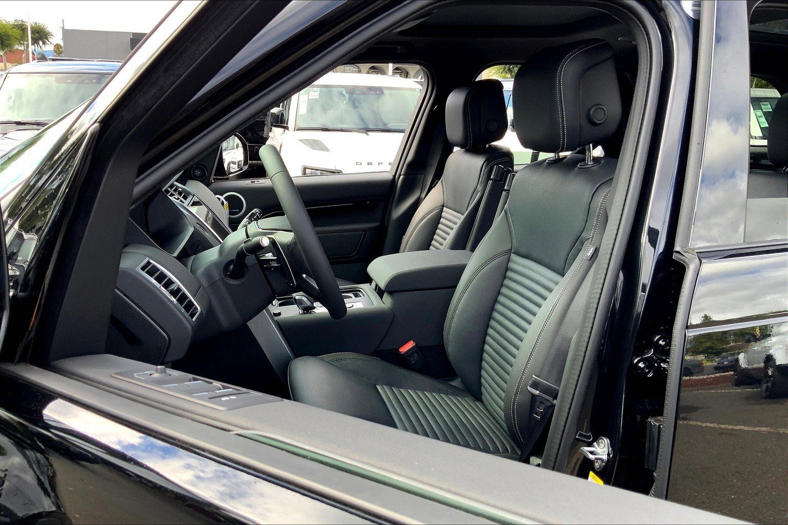 2025 Land Rover Discovery S photo 9