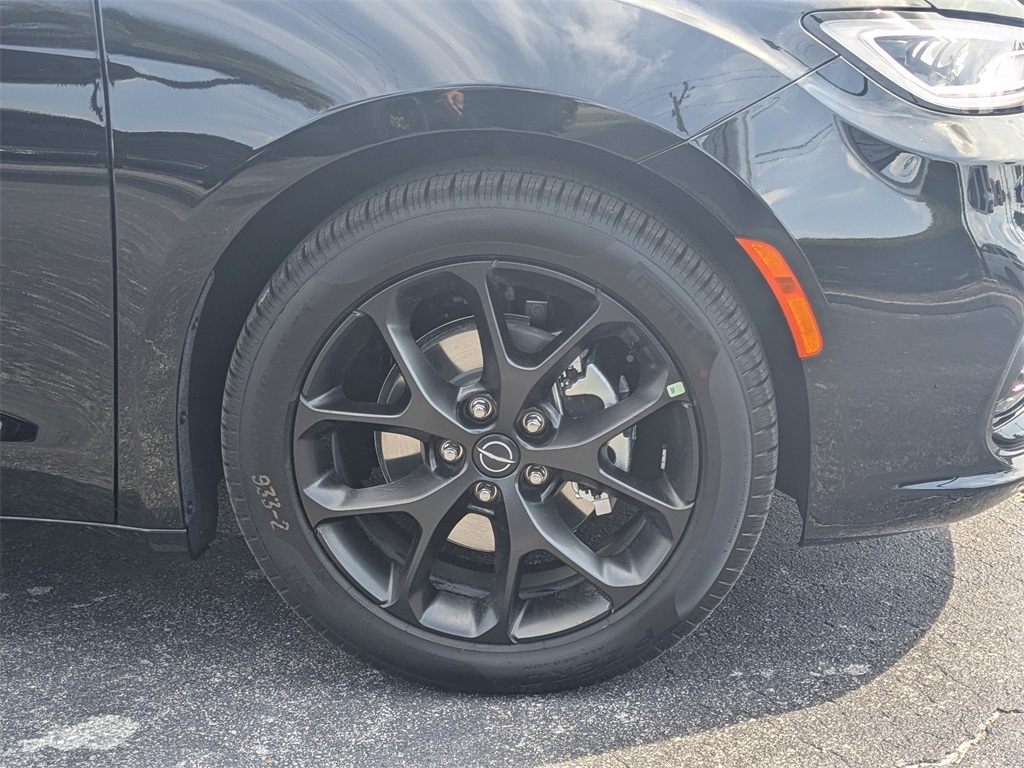 2026 Chrysler Pacifica Limited photo 9