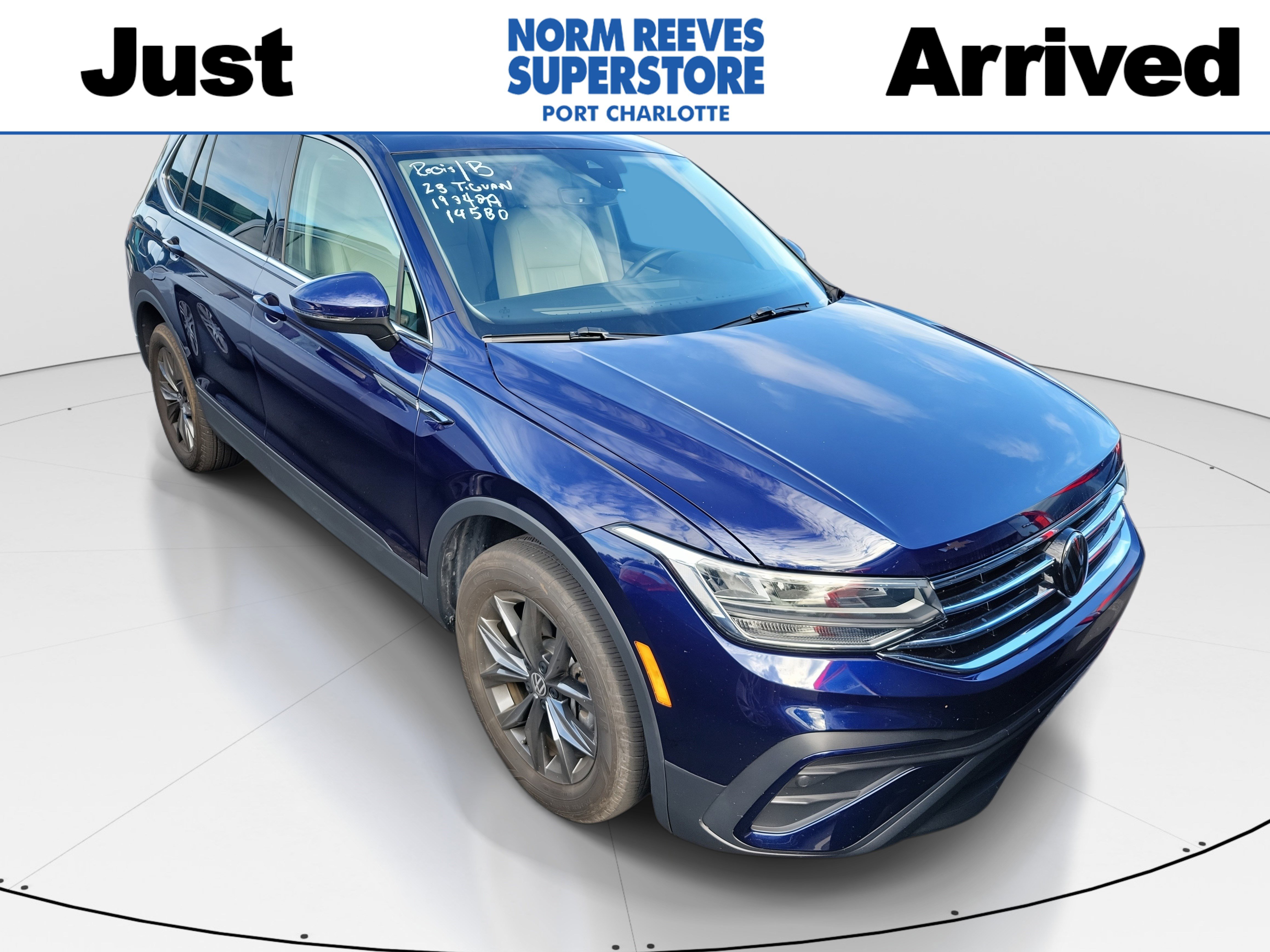 2023 Volkswagen Tiguan SE's photo