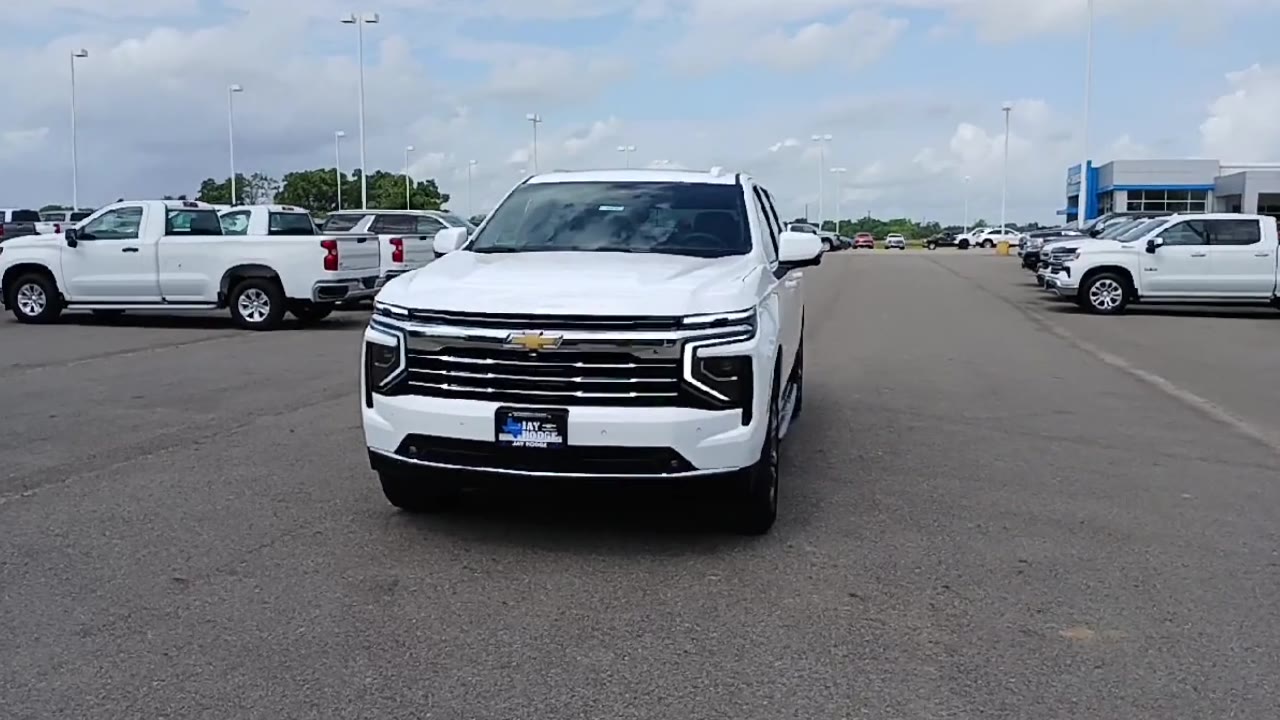 2025 Chevrolet Suburban LT photo 3