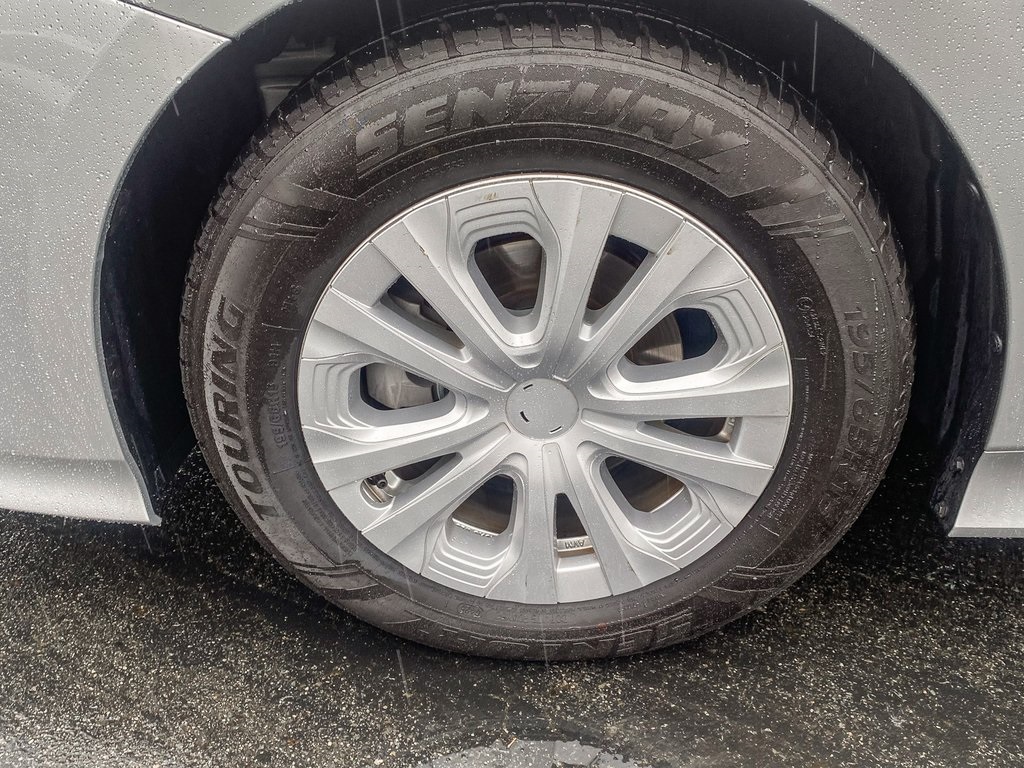 2022 Toyota Prius L photo 9