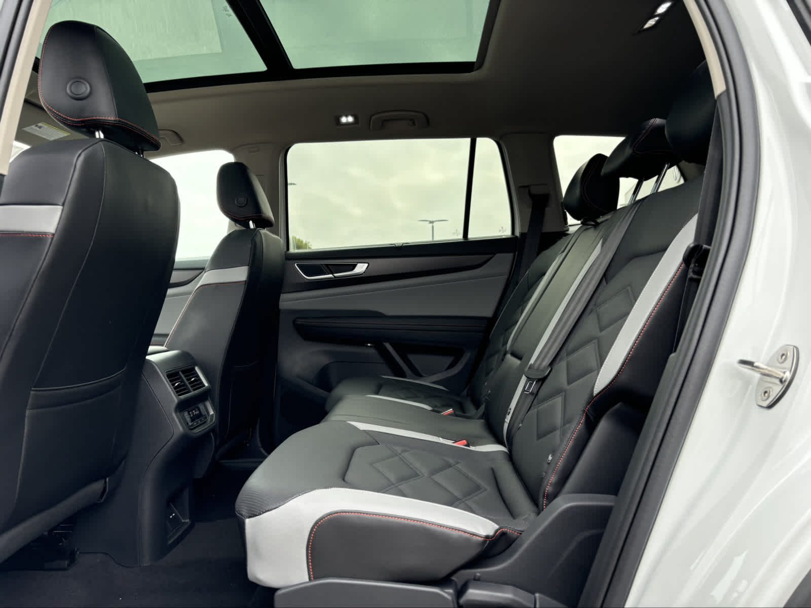 2024 Volkswagen Atlas Peak Edition SEL photo 11
