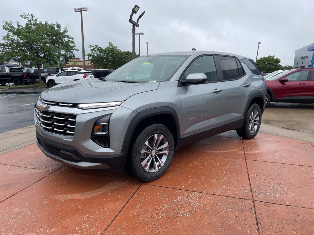2025 Chevrolet Equinox LT photo 3