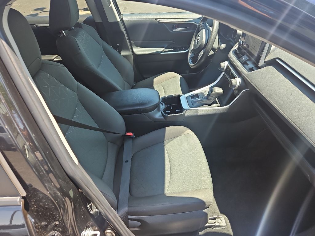 2024 Toyota RAV4 XLE photo 7