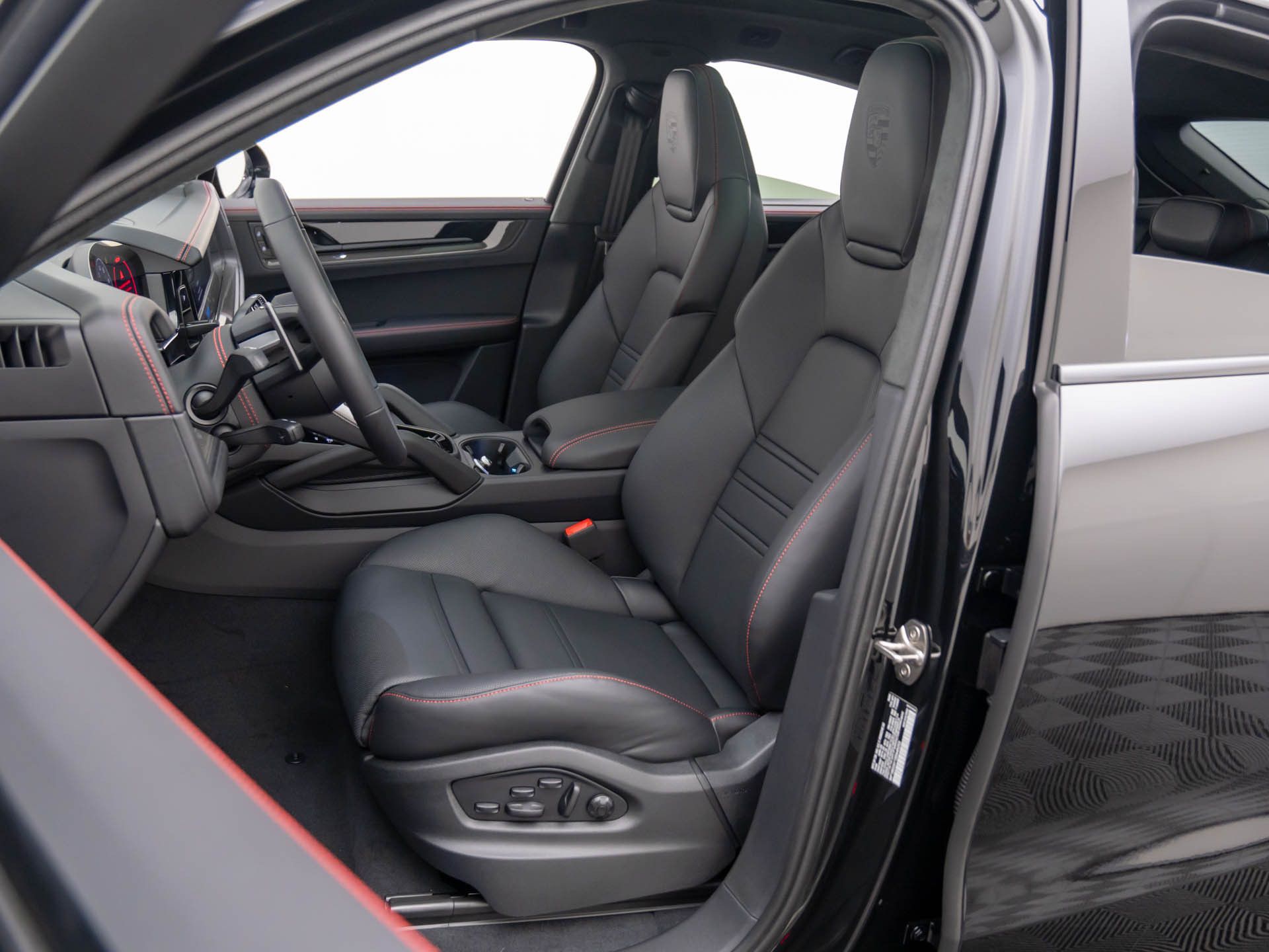 2025 Porsche Cayenne Coupe GTS photo 5